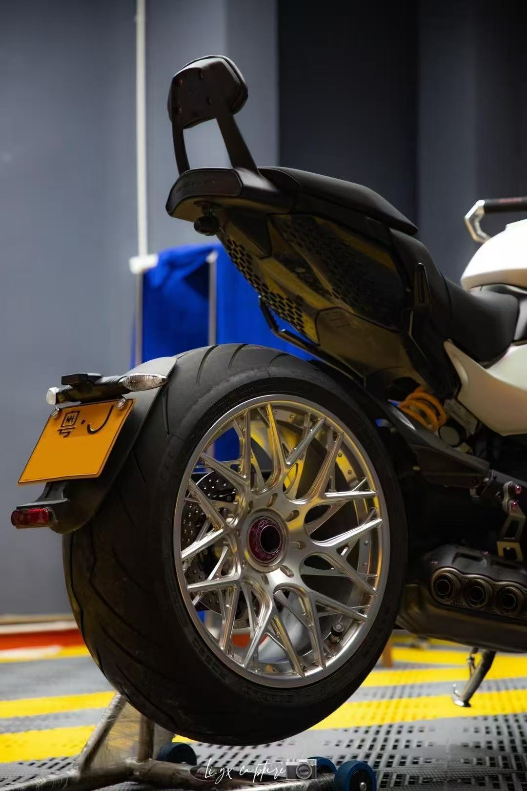 We manufacture premium quality forged motorcycle wheels rims for DUCATI DIAVEL 1200 1260 V4 in any design, size, color.
Wheel sizes (motorcycle spec):
Front: 3.5 x 17
Rear: 8.0 x 17
Finishing: Brushed clear coating
Forza Performance Group engineers and manufactures each forged motorcycle wheel individually per order. This ensures precise fitment, uncompromised strength, and unique styling. Whether for racing, touring, or daily use — our wheels are built for both performance and design.
Advantages