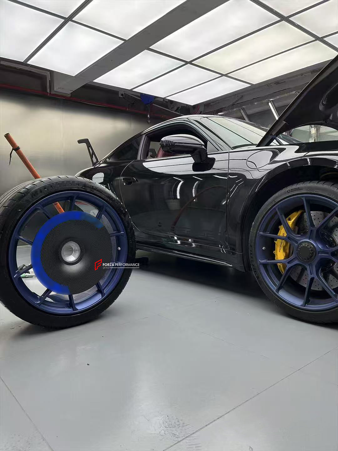 CARBON FIBER AERO DISCS for PORSCHE 991 991.2 GT3

Set includes:

Aero Discs

Material: Dry Carbon

NOTE: Professional installation is required