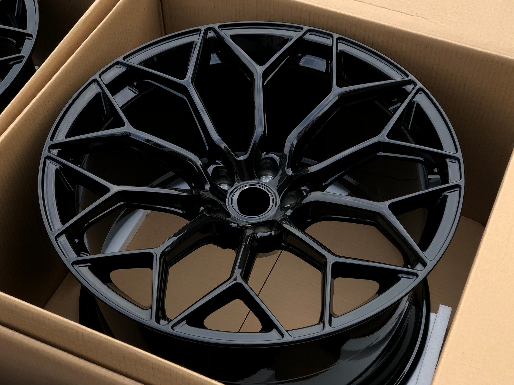 We produced premium quality forged wheels rims for  LAMBORGHINI HURACAN  Our wheels sizes:   Front 20 x 9 ET 30  Rear 21 x 12 ET 32  Finishing: Glossy Black  Forged wheels can be produced in any wheel specs by your inquiries and we can provide our specs
