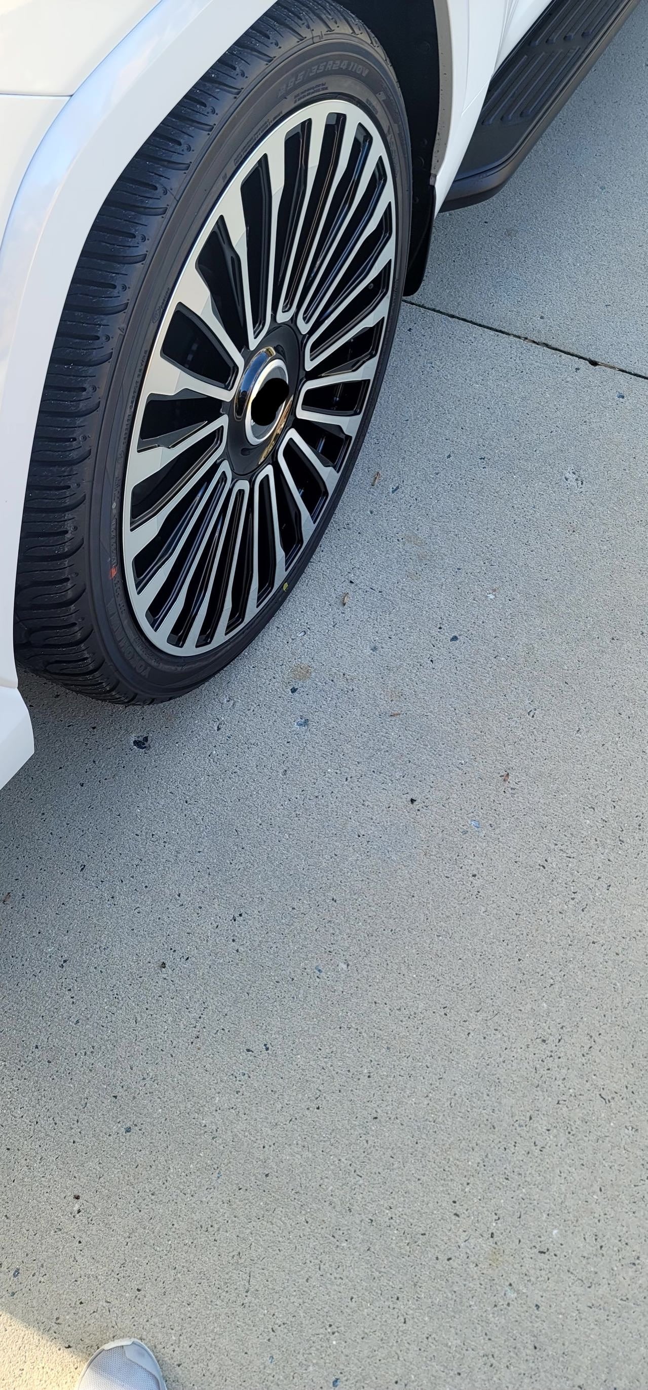 We produced premium quality forged wheels rims for  LEXUS LX600 2021+  Our wheels sizes:  Front 24 x 10 ET 50  Rear 24 x 10 ET 50  Finishing: Black Diamond  Forged wheels can be produced in any wheel specs by your inquiries and we can provide our specs