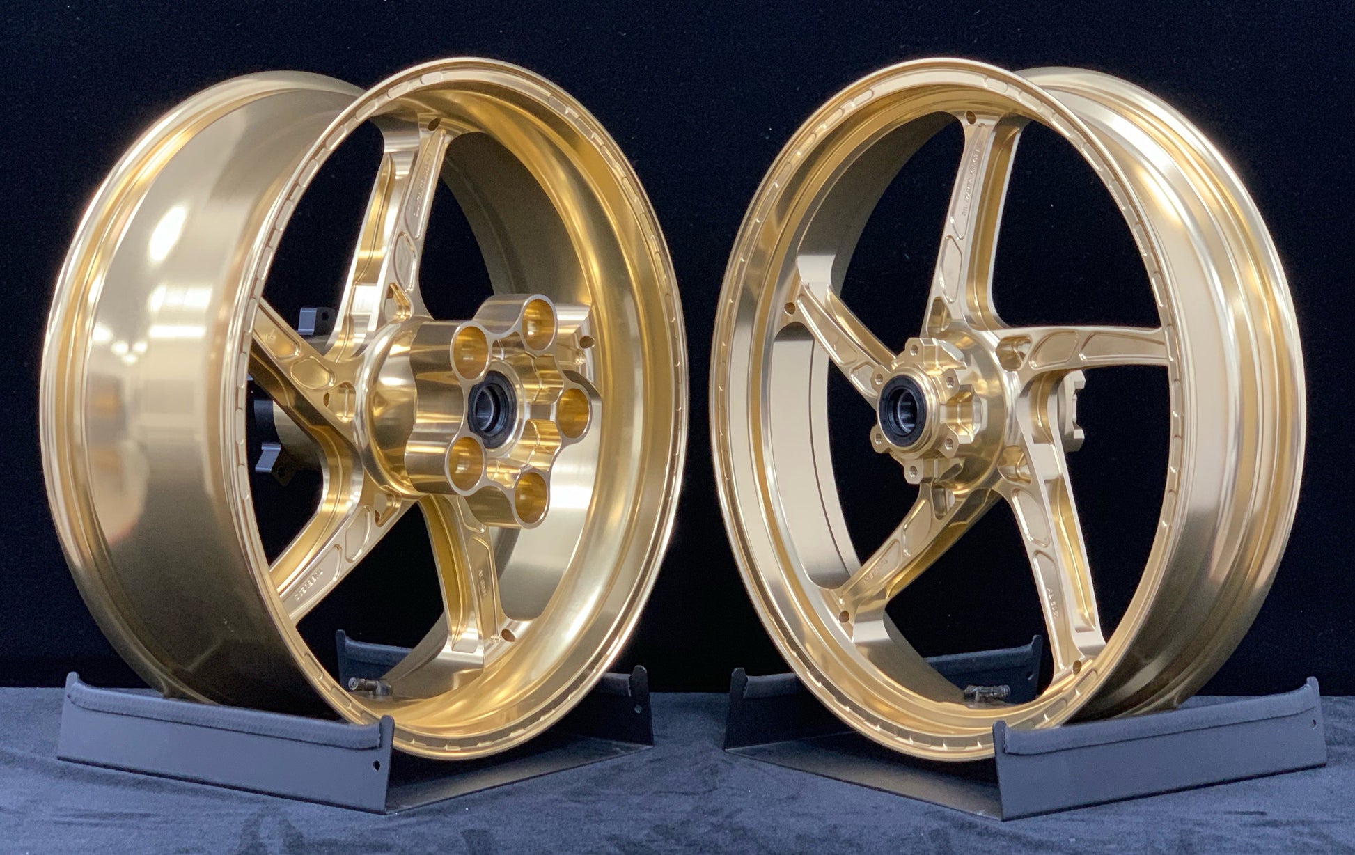 We manufacture premium quality forged motorcycle wheels rims for APRILIA RSV4 1100 1110 FACTORY in any design, size, color.

Wheel sizes (motorcycle spec):

Front: 3.5 x 17

Rear: 6.0 x 17

Weight:

Front: 3.45 kg (7.6 lbs)

Rear: 5.4 kg (11.9 lbs)


Finishing: Gloss Gold

Forza Performance Group engineers and manufactures each forged motorcycle wheel individually per order. This ensures precise fitment, uncompromised strength, and unique styling. Whether for racing, touring, or daily use — our wheels are b