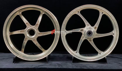We manufacture premium quality forged motorcycle wheels rims for DUCATI PANIGALE V4 V4S V4R V4 SP2 in any design, size, color.

Wheel sizes (motorcycle spec):

Front: 3.5 x 17

Rear: 6 x 17

Weight:

Front: 3.4 kg (7.45 lbs)

Rear: 3.6 kg (7.94 lbs)


Finishing: Satin Bronze

Forza Performance Group engineers and manufactures each forged motorcycle wheel individually per order. This ensures precise fitment, uncompromised strength, and unique styling. Whether for racing, touring, or daily use — our wheels ar