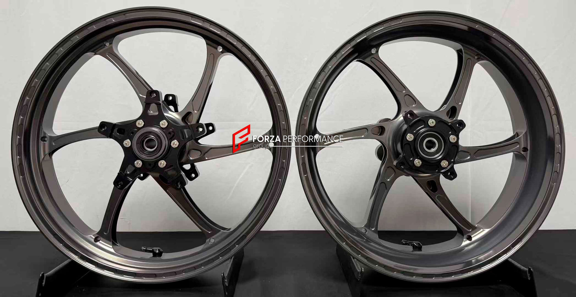 We manufacture premium quality forged motorcycle wheels rims for KAWASAKI ZX4R ZX4RSE in any design, size, color.

Wheel sizes (motorcycle spec):

Front: 3.5 x 17

Rear: 4.5 x 17

Finishing: Satin Silver