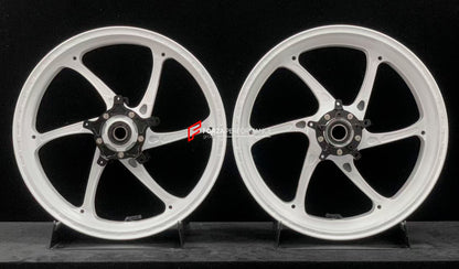 We manufacture premium quality forged motorcycle wheels rims for YAMAHA in any design, size, color.

Wheel sizes (motorcycle spec):

Front: 3.5 x 17

Rear: 5.5 x 17

Weight:

Front: 4.35 kg (9.59 lbs)

Rear: 4.95 kg (10.91 lbs)


Finishing: Gloss White

Forza Performance Group engineers and manufactures each forged motorcycle wheel individually per order. This ensures precise fitment, uncompromised strength, and unique styling. Whether for racing, touring, or daily use — our wheels are built for both perfor