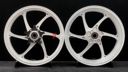 We manufacture premium quality forged motorcycle wheels rims for YAMAHA in any design, size, color.

Wheel sizes (motorcycle spec):

Front: 3.5 x 17

Rear: 5.5 x 17

Weight:

Front: 4.35 kg (9.59 lbs)

Rear: 4.95 kg (10.91 lbs)


Finishing: Gloss White

Forza Performance Group engineers and manufactures each forged motorcycle wheel individually per order. This ensures precise fitment, uncompromised strength, and unique styling. Whether for racing, touring, or daily use — our wheels are built for both perfor