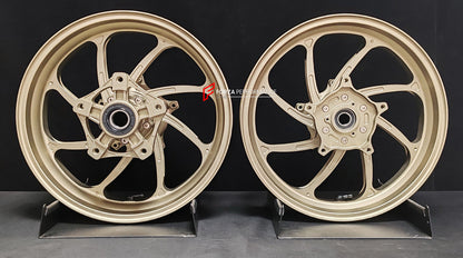 We manufacture premium quality forged motorcycle wheels rims for YAMAHA in any design, size, color.

Wheel sizes (motorcycle spec):

Front: 3.5 x 15

Rear: 4.5 x 15

Weight:

Front: 3.62 kg (7.98 lbs)

Rear: 4.8 kg (10.58 lbs)


Finishing: Satin Bronze

Forza Performance Group engineers and manufactures each forged motorcycle wheel individually per order. This ensures precise fitment, uncompromised strength, and unique styling. Whether for racing, touring, or daily use — our wheels are built for both perfor