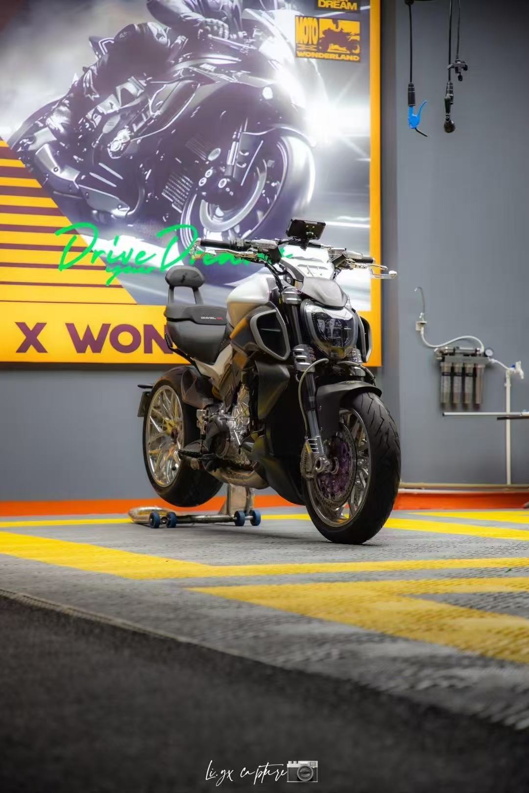 We manufacture premium quality forged motorcycle wheels rims for DUCATI DIAVEL 1200 1260 V4  in any design, size, color.

Wheel sizes (motorcycle spec):

Front: 3.5 x 17

Rear: 8.0 x 17

Finishing: Brushed clear coating

Forza Performance Group engineers and manufactures each forged motorcycle wheel individually per order. This ensures precise fitment, uncompromised strength, and unique styling. Whether for racing, touring, or daily use — our wheels are built for both performance and design.

Advantages