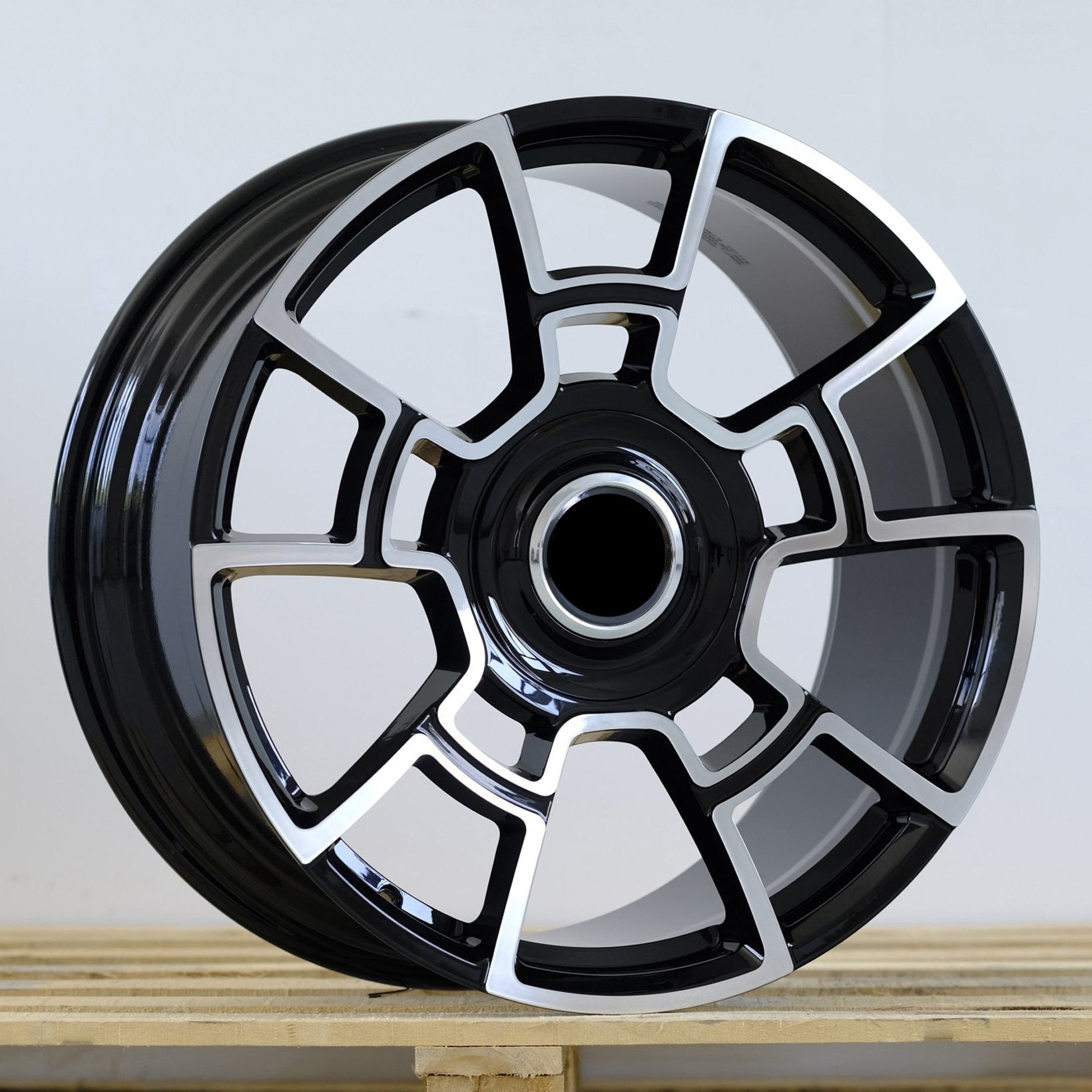 Forged Wheels for ROLLS-ROYCE SPECTRE Black Badge Cullinan, Ghost, Dawn, Wraith, Phantom, Drophead RR06